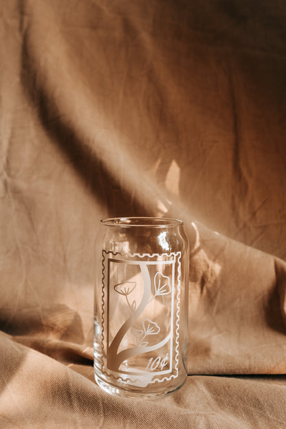 Lata de vidrio con sello postal de amapola
